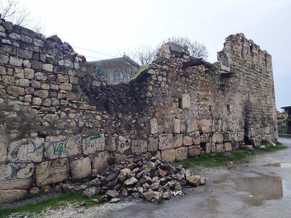 Silvan’da sağanak yağış toprak evleri vurdu 