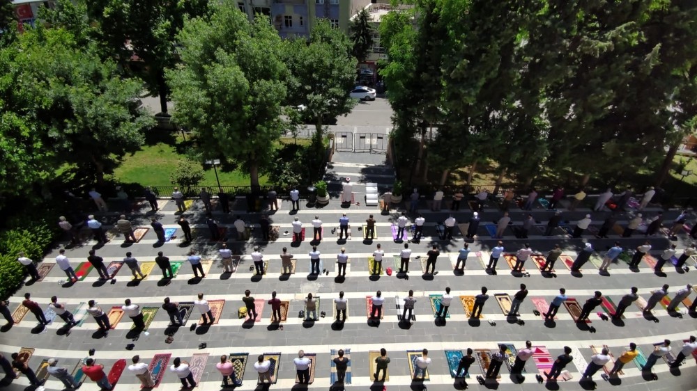 Silvan’da sosyal mesafeli cuma namazı 