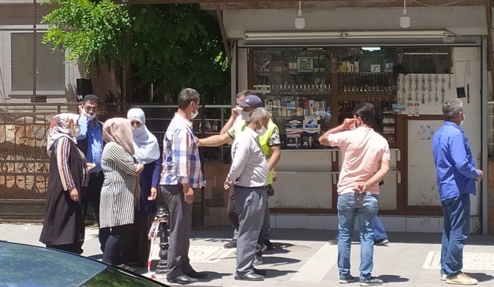 Silvan’da sosyal mesafeye uymadan kuyrukta beklediler 