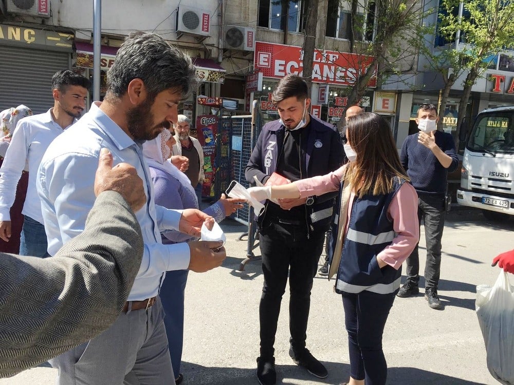 Silvan’da ücretsiz maske dağıtımı devam ediyor 