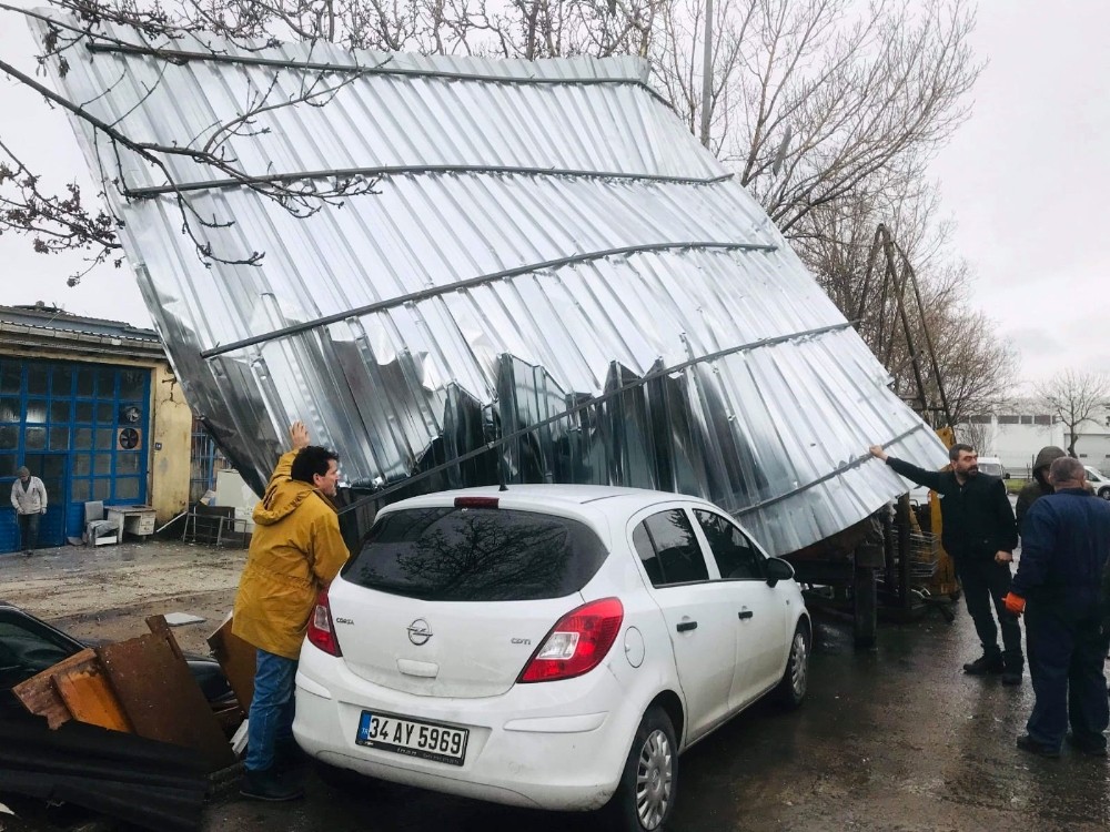 Silvri’de şiddetli rüzgar iş yerinin çatısını uçurdu 
