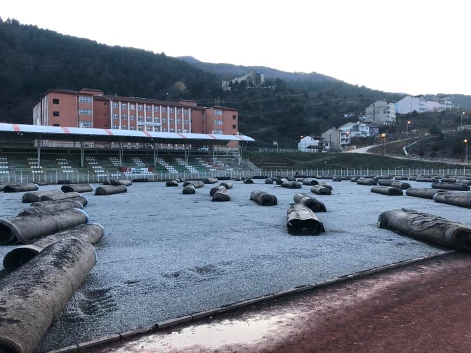 Simav ilçe stadının suni çimleri yenileniyor 