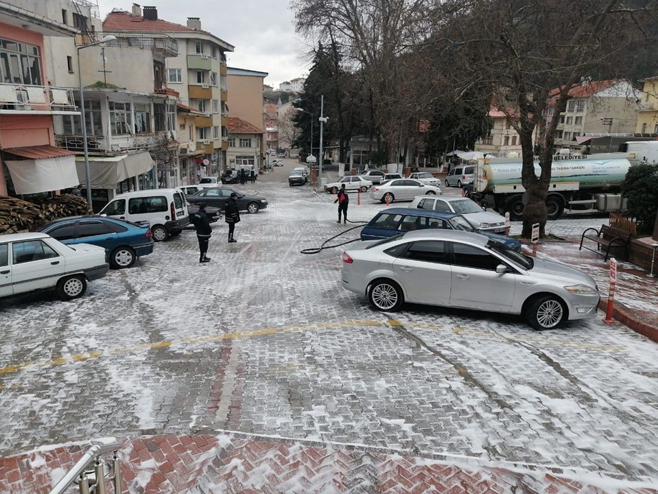 Simav’da cadde ve sokaklara dezenfekte 