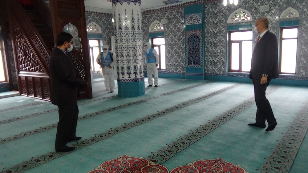 Simav’da camiler dezenfekte ediliyor 