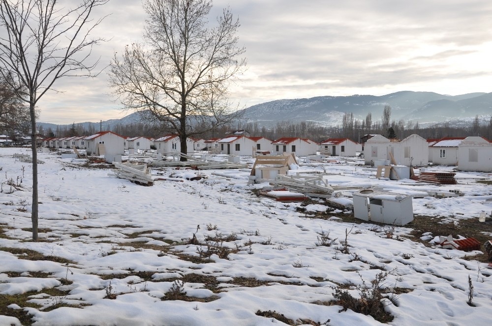 Simav’da depremin izleri siliniyor 