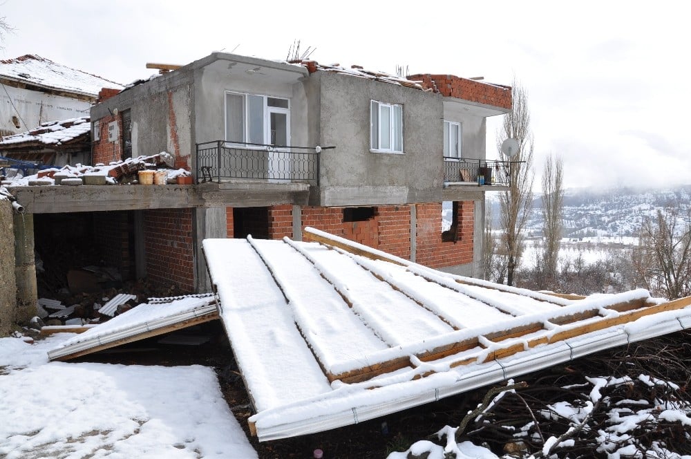 Simav’da şiddetli rüzgar çatıları uçurdu 