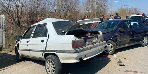 Feci kaza! 3 otomobil çarpıştı: 1 çocuk öldü, 4 yaralı