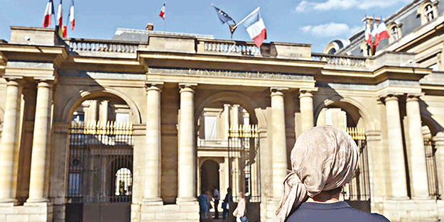 Şimdi de annelerin örtüsüne el uzattı İslâm düşmanı Macron iyice azıttı