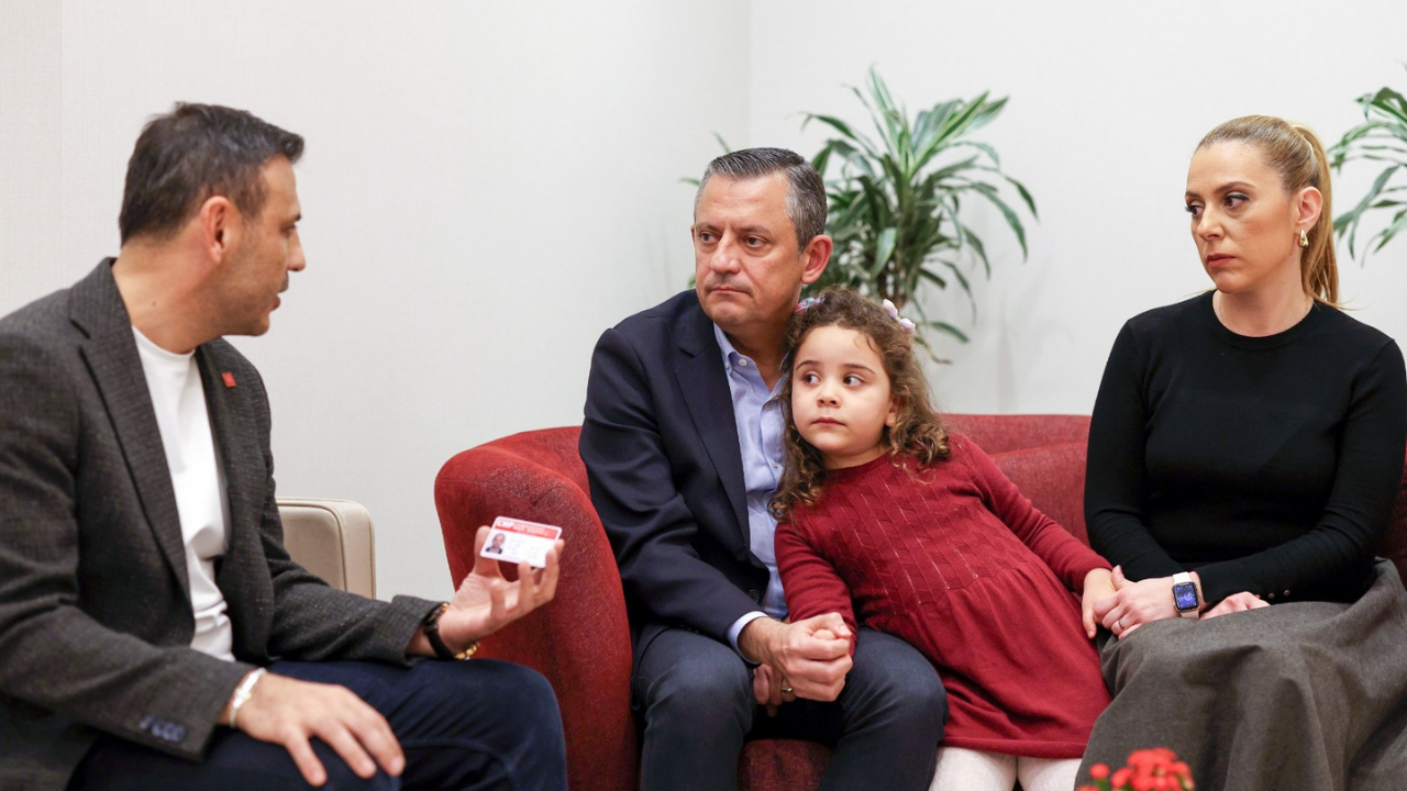 Şimdi de Gezi isyancısının ailesine ziyaret! Nerede şer orada Özel