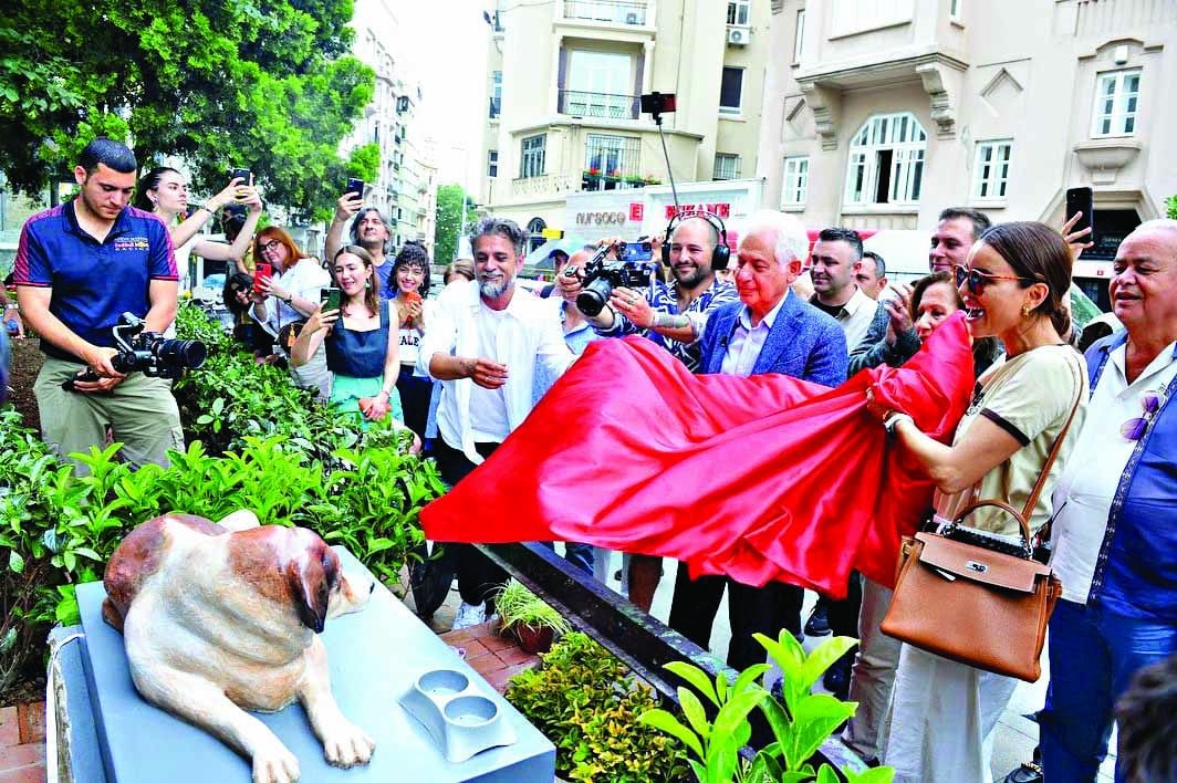 Şimdi de köpek heykeli