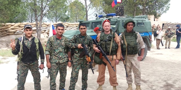 Şimdi de Rus askerleri YPG'li teröristlerle birlikte!