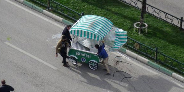 Simit arabası lodosta sürüklendi