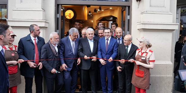 Simit Sarayı Londra Piccaily mağazasını Başbakan açtı