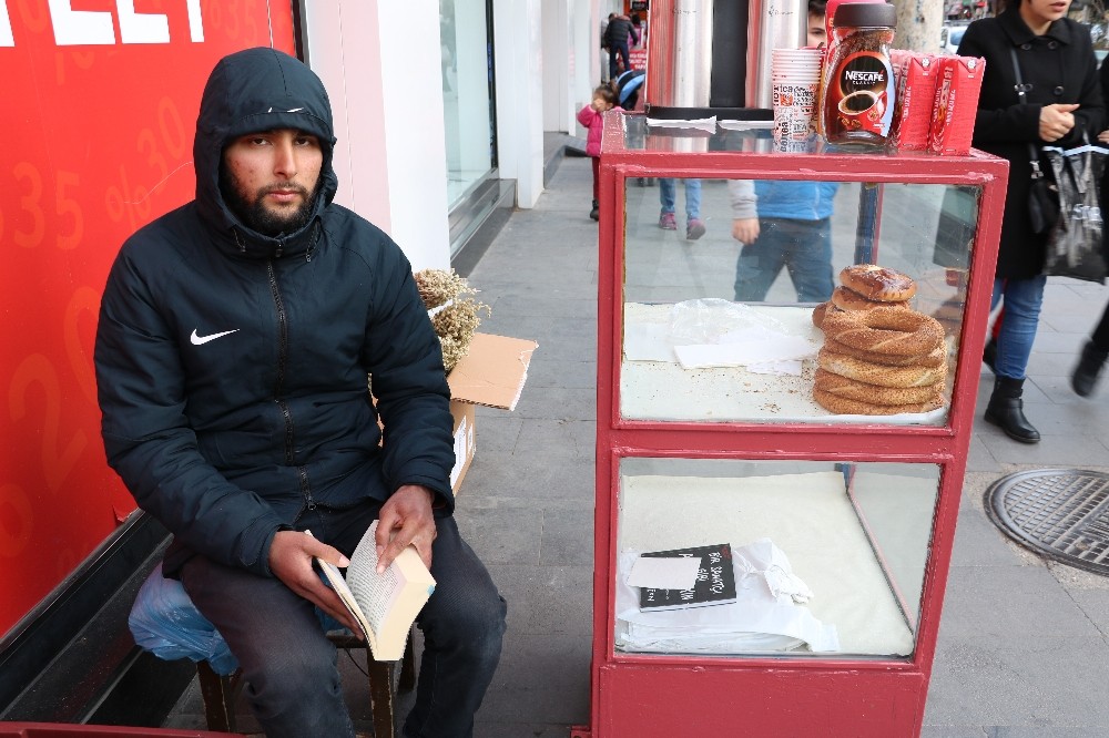 Simit satarak kitap okuyor 