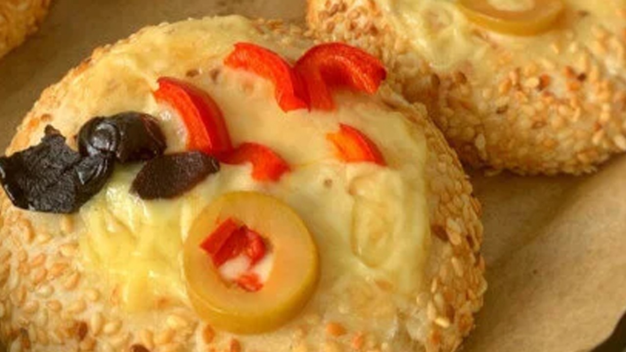 Simit tadında Pizza Poğaça! Tam bir efsane, denenmiş tam kıvamında, yumuşacık oluyor, kıyır kıyır