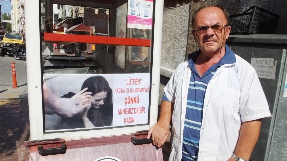 Simitçiden kadına şiddete pankartlı tepki 