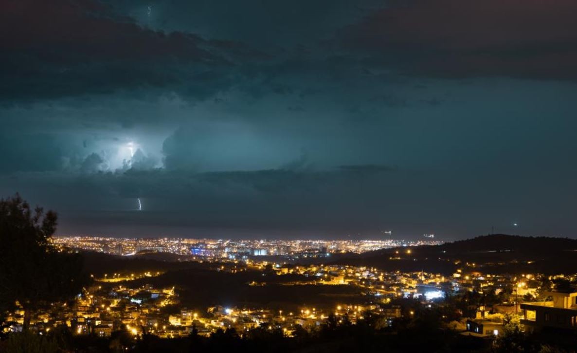 Şimşek fırtınası geceyi aydınlattı