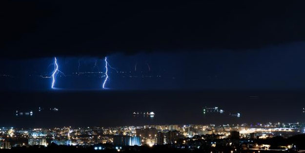 Şimşek fırtınası görsel şölen oluşturdu
