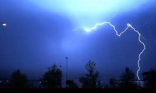 Şimşekler geceyi aydınlattı