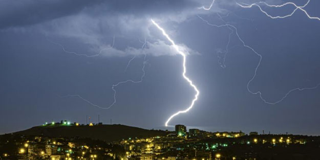Şimşekler geceyi aydınlattı