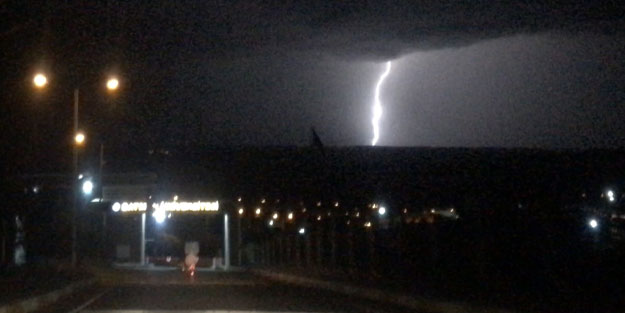 Şimşekler geceyi aydınlattı