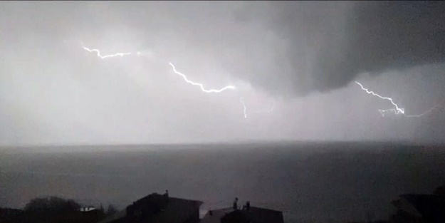 Şimşekler geceyi gündüze çevirdi