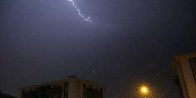 Şimşekler geceyi gündüze çevirdi