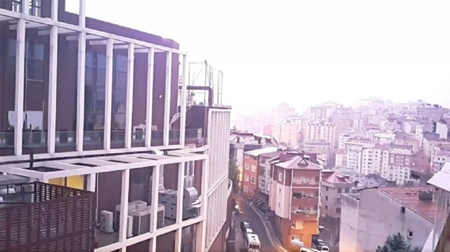 Şimşekler gökyüzünü aydınlattı