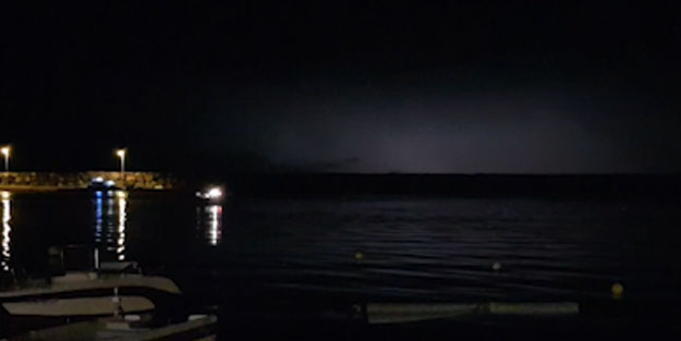 Şimşekler gökyüzünü aydınlattı