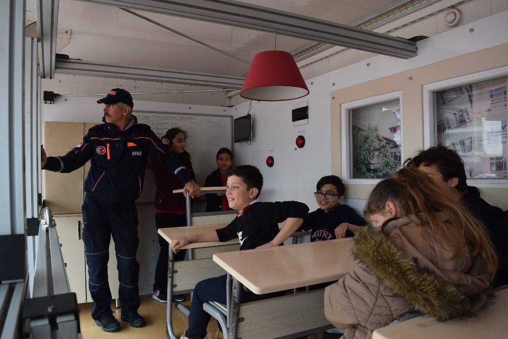 Simülasyon tırında depremi birebir yaşadılar 