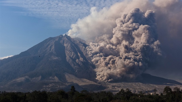 Sinabung Yanardağı kül püskürtmeye başladı