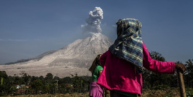 Sinabung Yanardağı yeniden harekete geçti