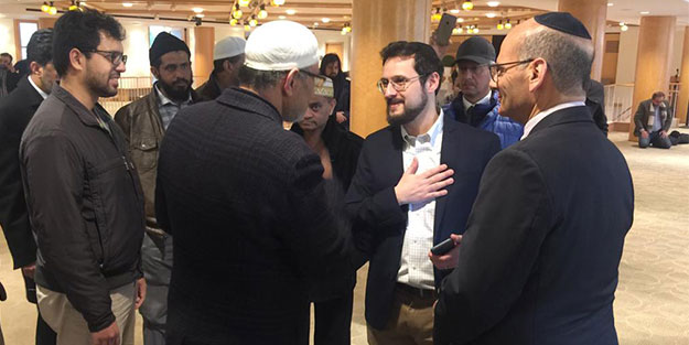Sinagog kapısını cuma namazı için açtı