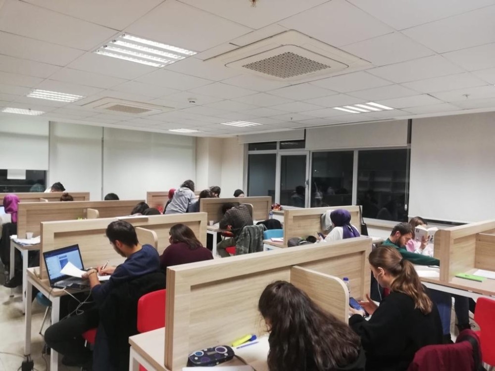 Sınav döneminde koridorlar bile doldu 