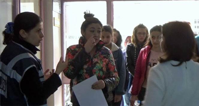 Sınava alınmayan pearsingli kızın imdadına polisler yetişti