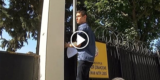Sınava geç kaldı, demir parmaklıklara tırmandı