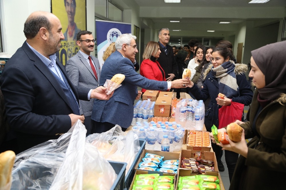 Sınava hazırlanan öğrencilere ikram 