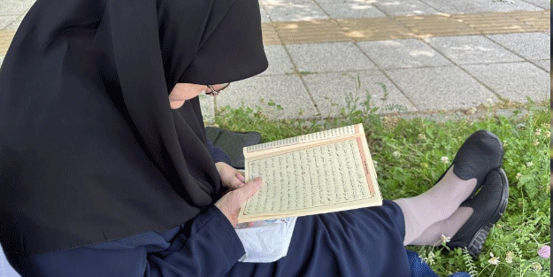 Sınavdaki torununu Kur'an-ı Kerim okuyarak bekledi
