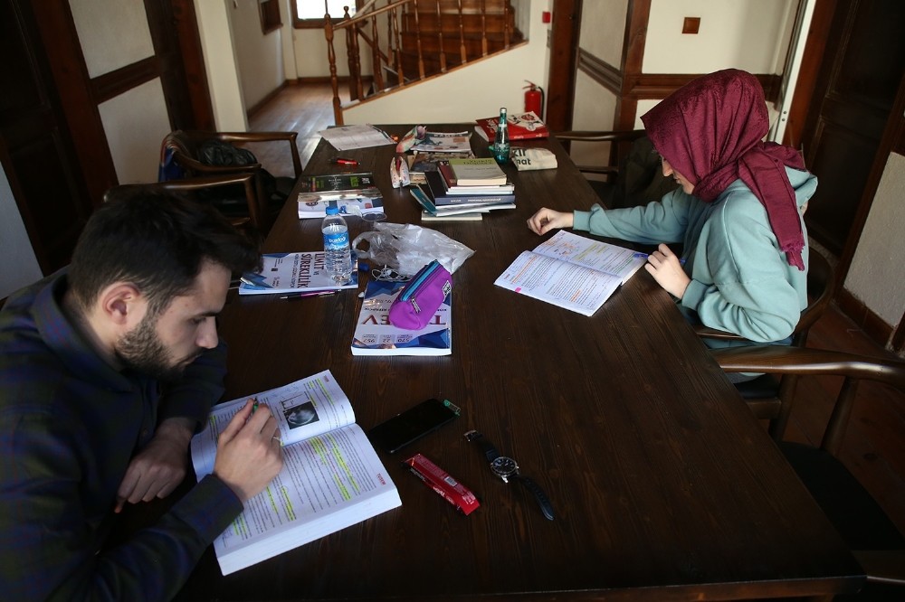 Sınavlara hazırlanan öğrencilerin adresi Alicanlar Konağı oluyor 