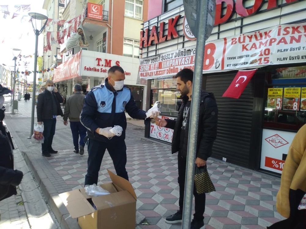 Sincan Belediyesi vatandaşlara maske dağıtıyor 