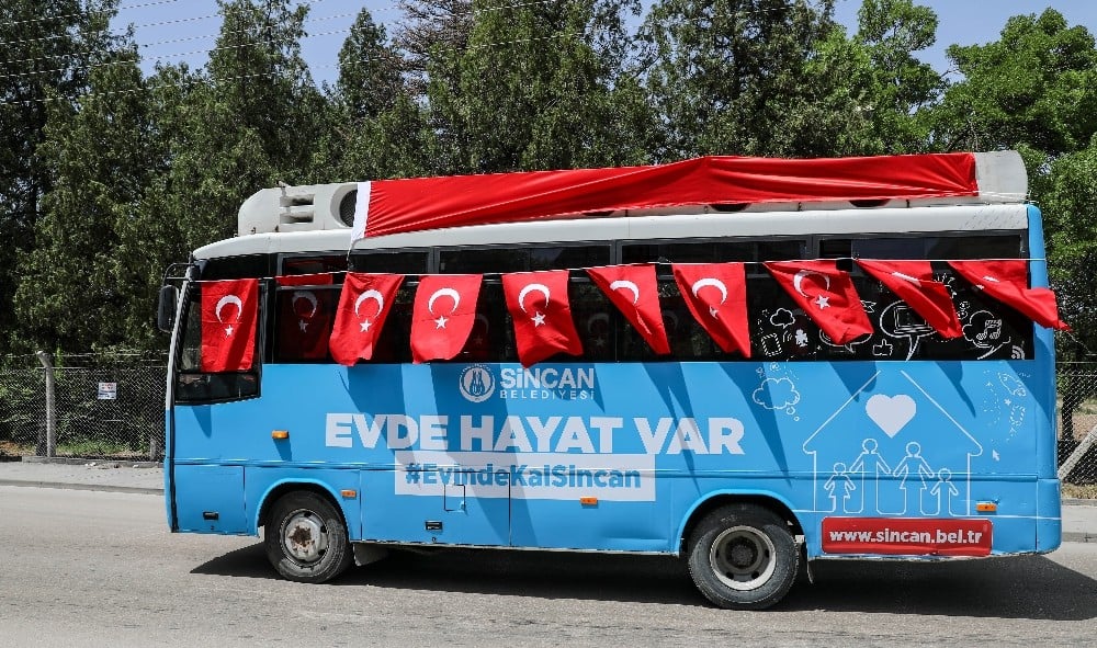 Sincan’da 19 Mayıs balkonlarda kutlandı 