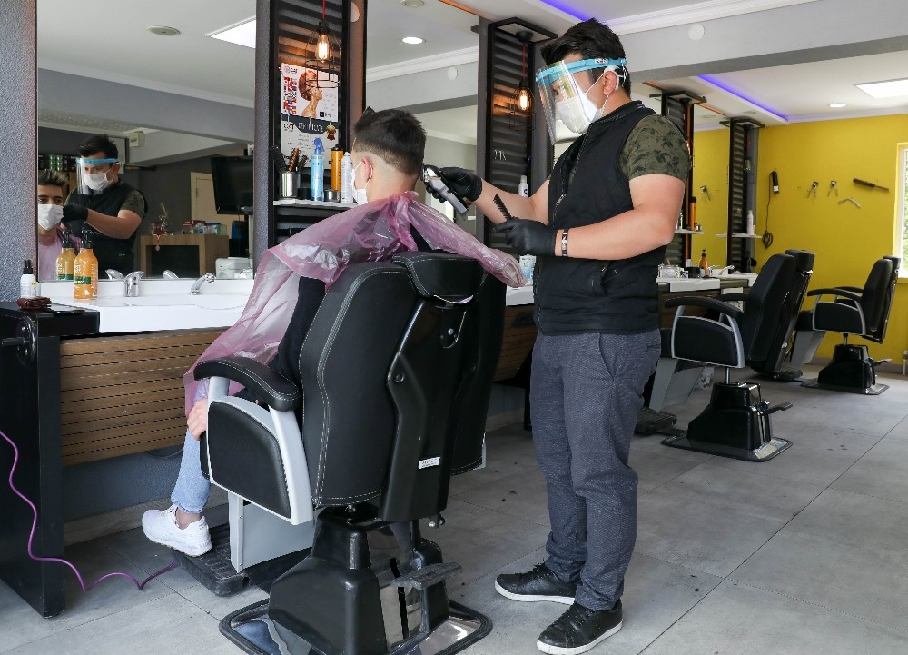 Sincan’da 675 kuaför, berber ve güzellik salonu bugün iş başı yaptı 