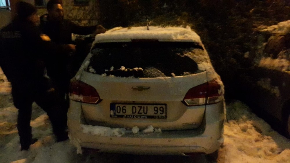 Sincan’da kar yağışı ağaç devirdi 