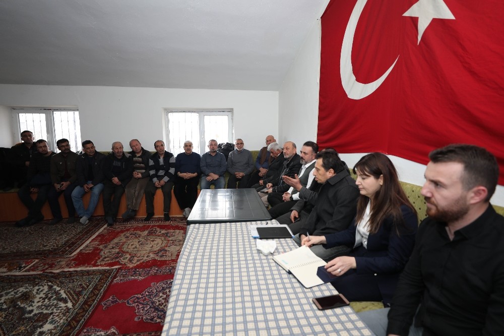 Sincan’da mahalleleri gezen Başkan Ercan, halkın taleplerini dinliyor 