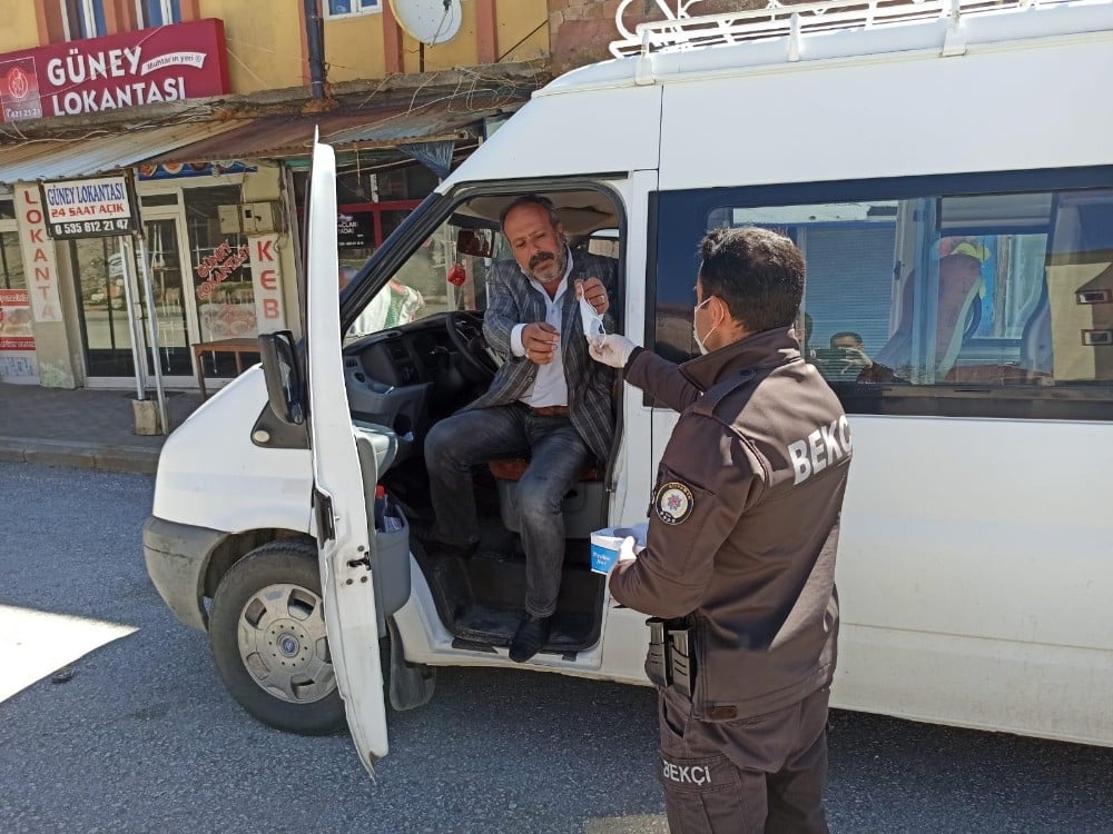 Sincik ilçesinde polisler maske dağıttı 