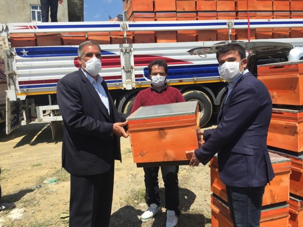 Sincik’te arıcılara organik kovan desteği 