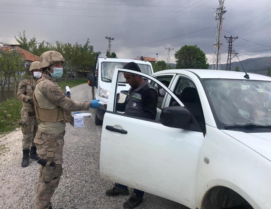 Sincik’te vatandaşlara maske dağıtıldı 
