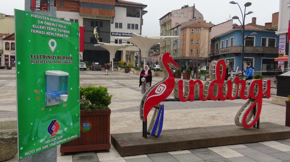 Sındırgı’da meydanlara el dezenfekte noktaları oluşturuldu 