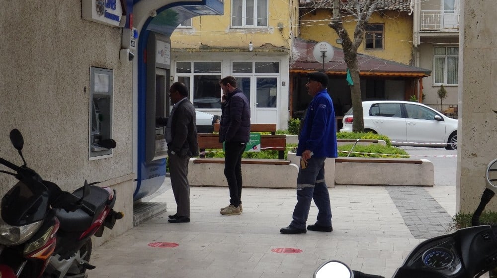 Sındırgı’da toplu kullanım alanlarına sosyal mesafe etiketi 