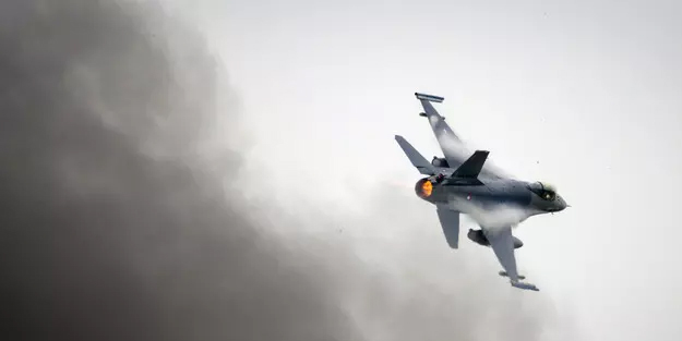 Singapur'da ABD yapımı F-16 savaş uçağı düştü! Tüm uçuş eğitimleri askıya alındı